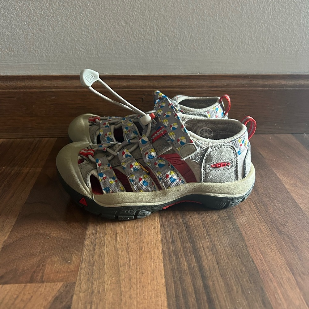 Child's Size 11 Beach Ball Keens